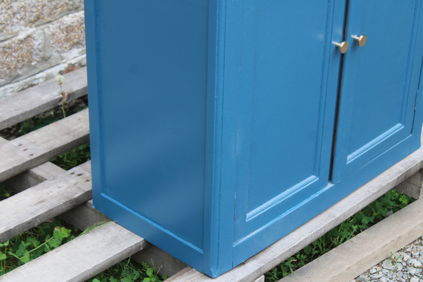 Buffet parisien vintage bleu profond & plateau bois naturel