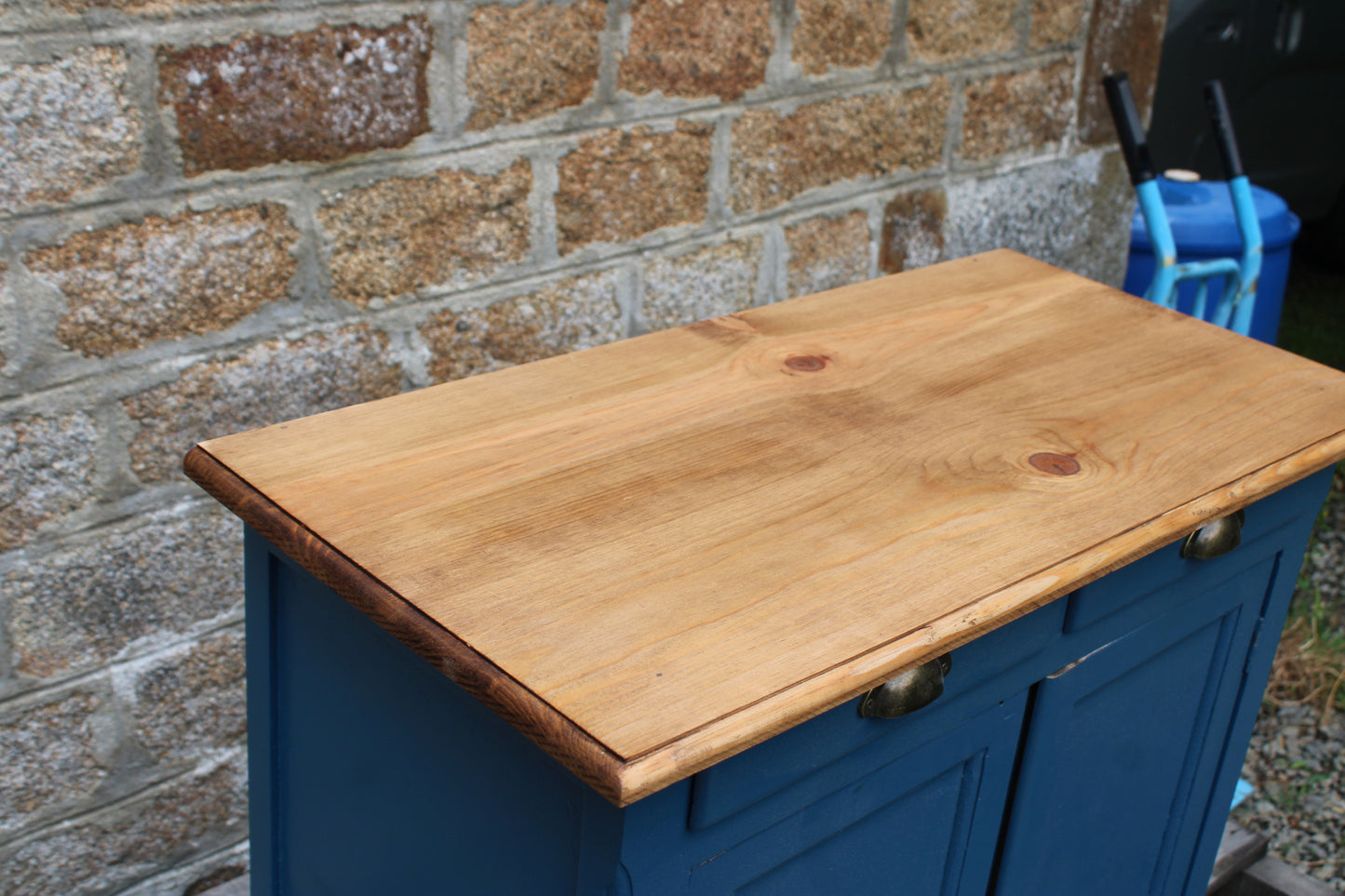 Buffet parisien vintage bleu profond & plateau bois naturel