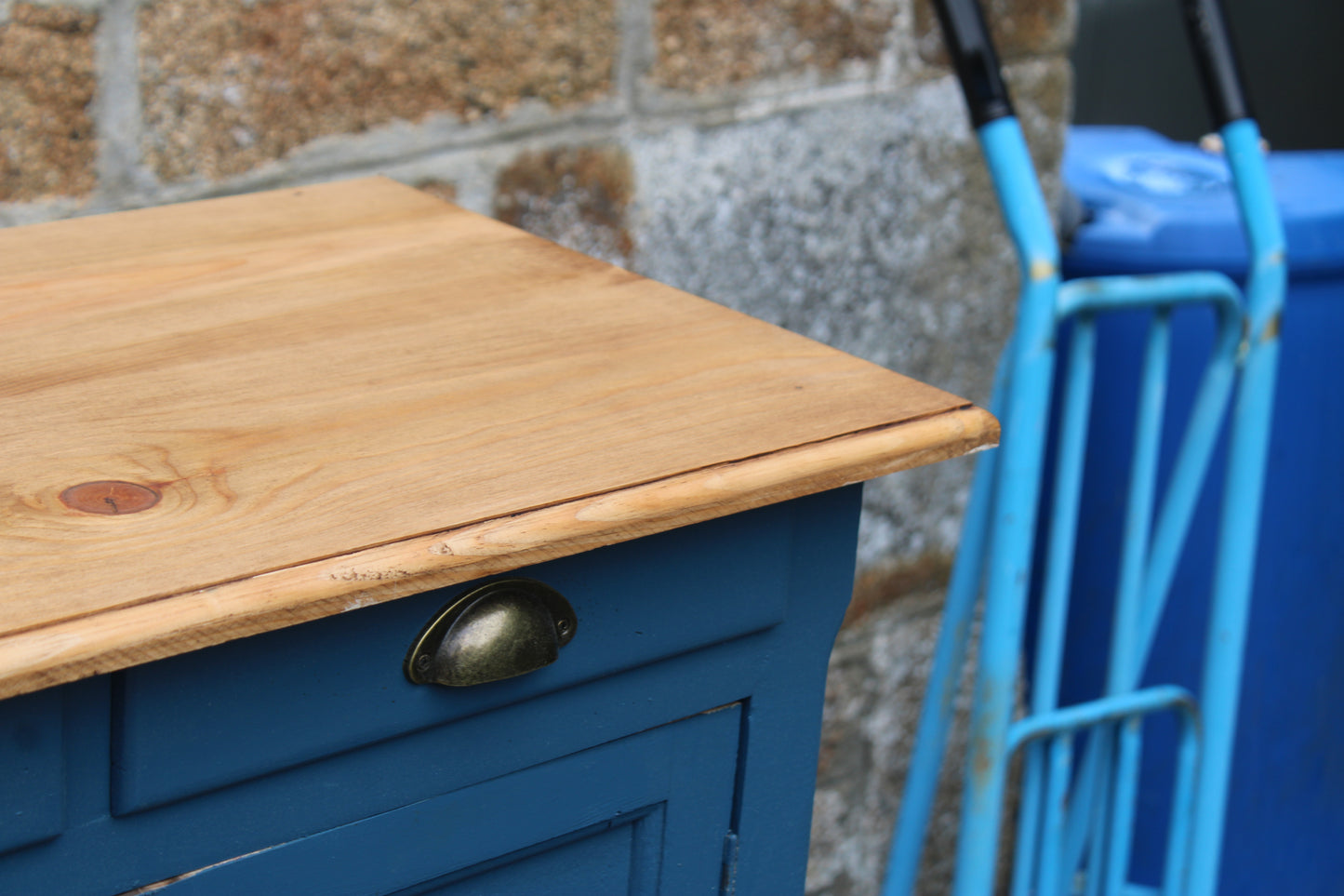 Buffet parisien vintage bleu profond & plateau bois naturel