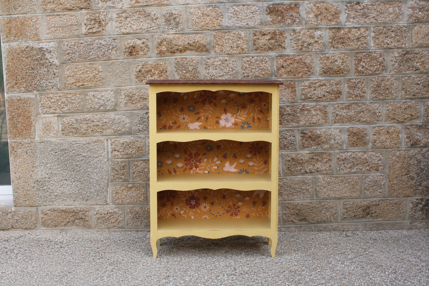Bibus ancien rénové jaune beurre & papier peint fleuri – Style campagne chic - VENDU