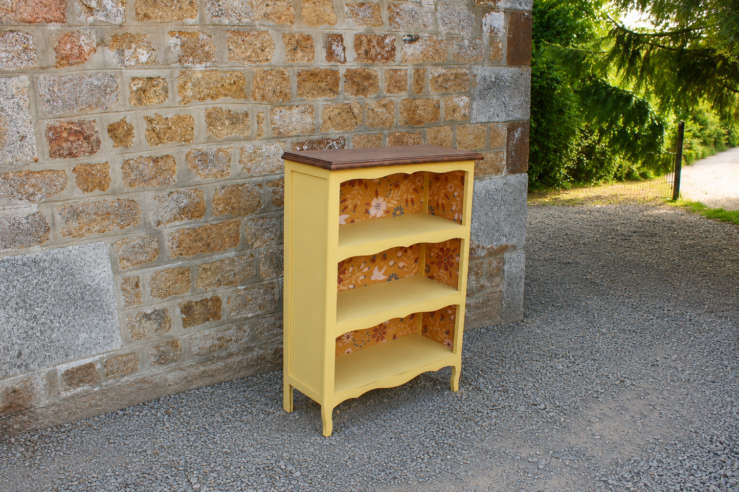 Bibus ancien rénové jaune beurre & papier peint fleuri – Style campagne chic - VENDU