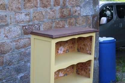Bibus ancien rénové jaune beurre & papier peint fleuri – Style campagne chic - VENDU