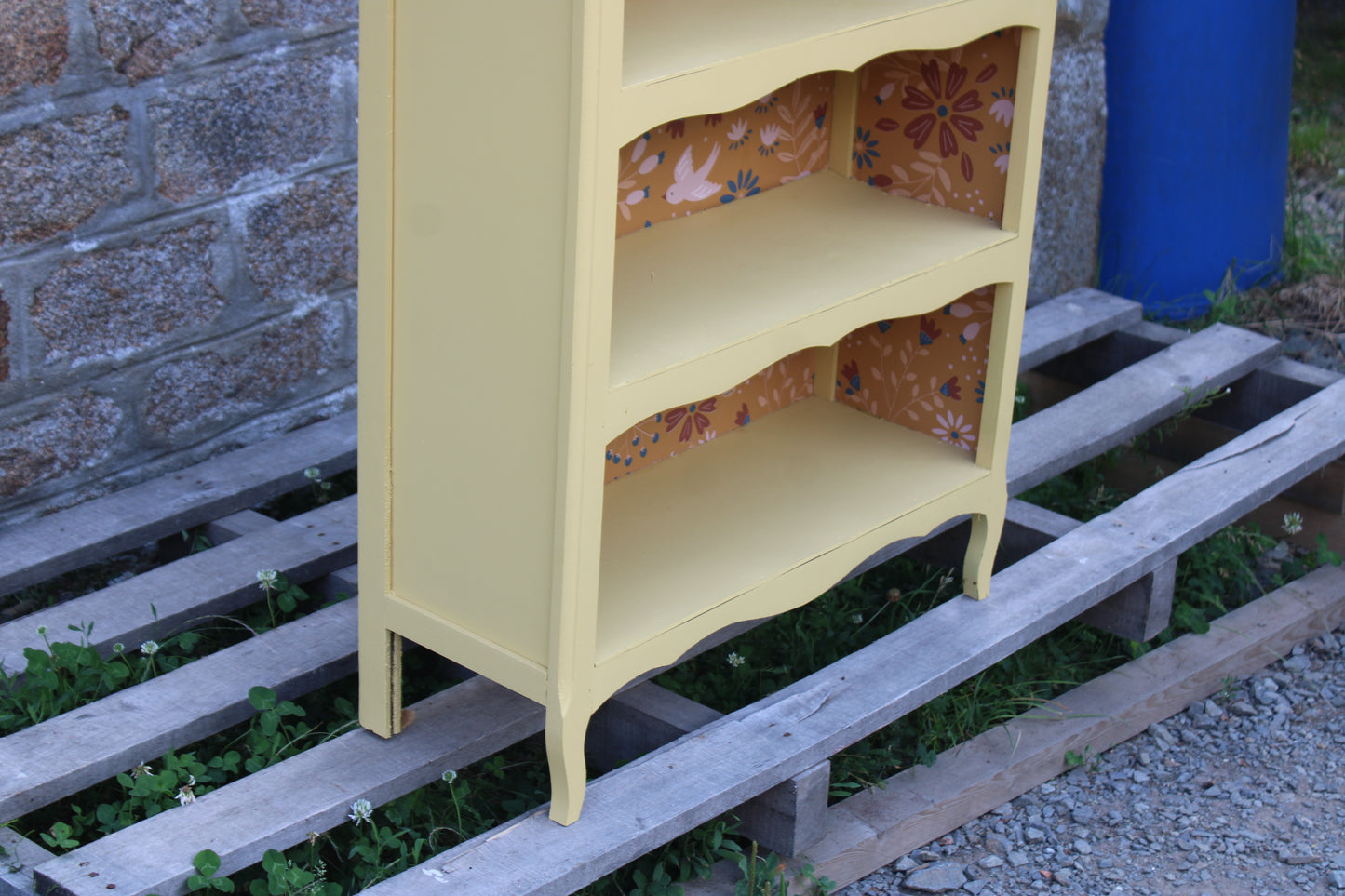 Bibus ancien rénové jaune beurre & papier peint fleuri – Style campagne chic - VENDU