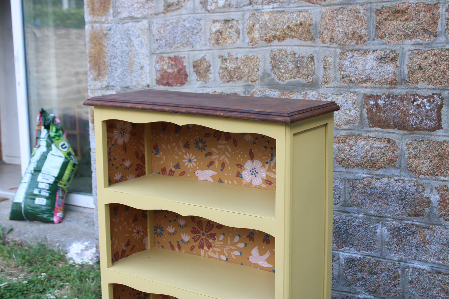 Bibus ancien rénové jaune beurre & papier peint fleuri – Style campagne chic - VENDU