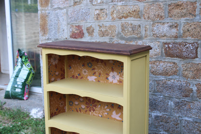 Bibus ancien rénové jaune beurre & papier peint fleuri – Style campagne chic - VENDU