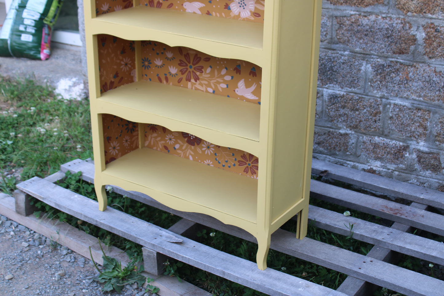 Bibus ancien rénové jaune beurre & papier peint fleuri – Style campagne chic - VENDU