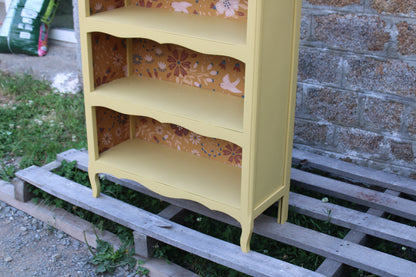 Bibus ancien rénové jaune beurre & papier peint fleuri – Style campagne chic - VENDU