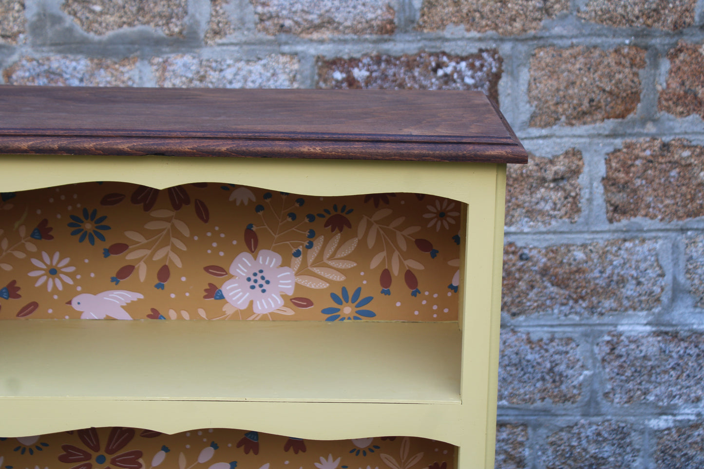 Bibus ancien rénové jaune beurre & papier peint fleuri – Style campagne chic - VENDU