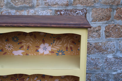 Bibus ancien rénové jaune beurre & papier peint fleuri – Style campagne chic - VENDU