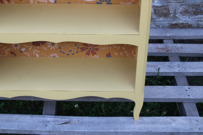 Bibus ancien rénové jaune beurre & papier peint fleuri – Style campagne chic - VENDU