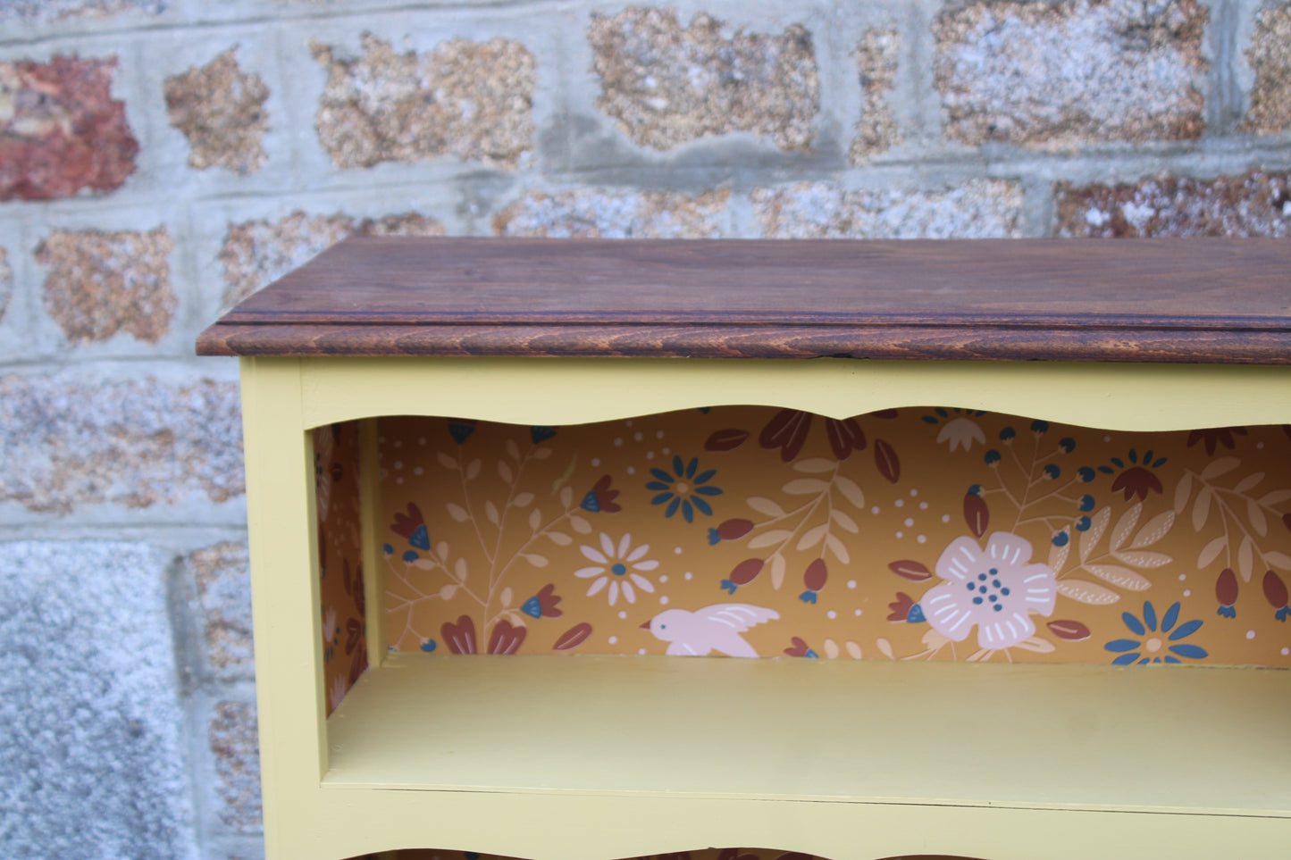 Bibus ancien rénové jaune beurre & papier peint fleuri – Style campagne chic - VENDU