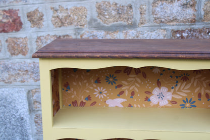 Bibus ancien rénové jaune beurre & papier peint fleuri – Style campagne chic - VENDU