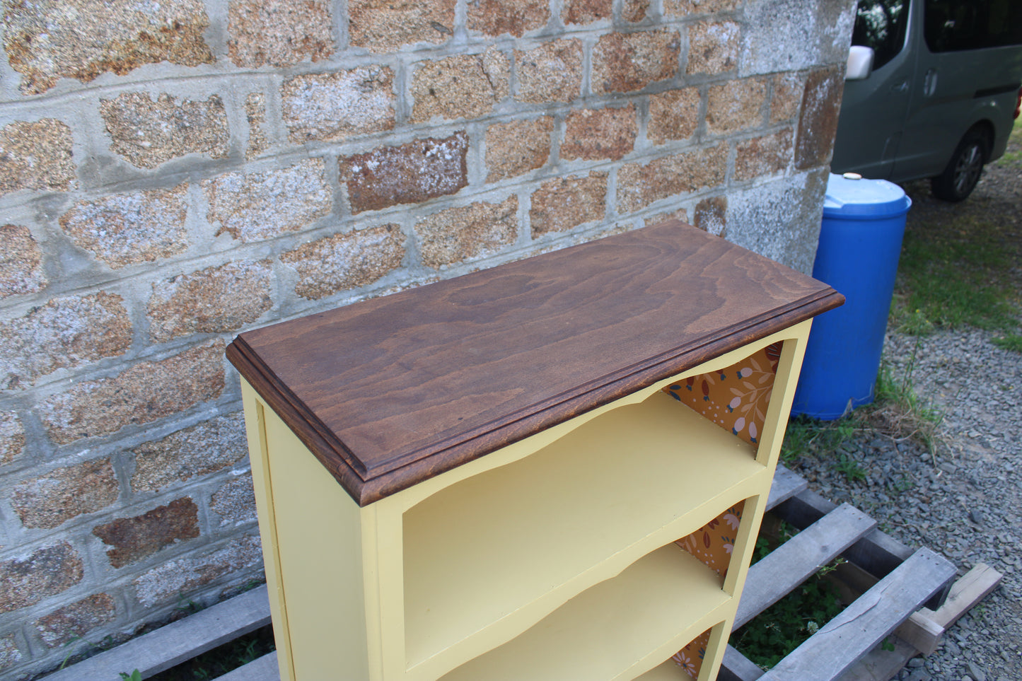Bibus ancien rénové jaune beurre & papier peint fleuri – Style campagne chic - VENDU