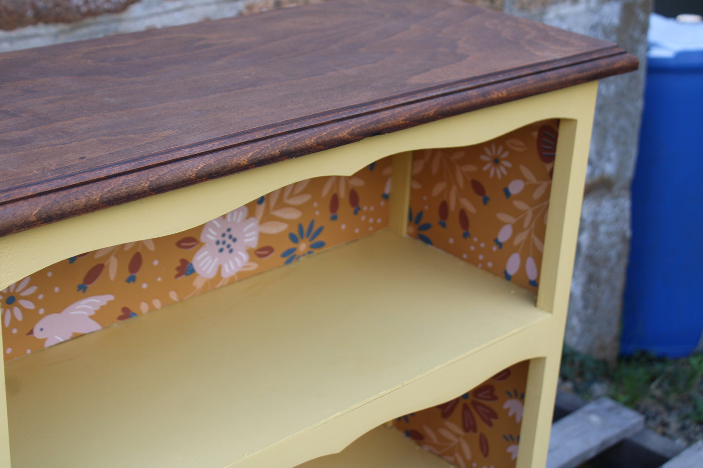 Bibus ancien rénové jaune beurre & papier peint fleuri – Style campagne chic - VENDU