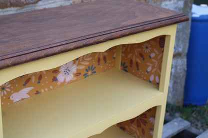 Bibus ancien rénové jaune beurre & papier peint fleuri – Style campagne chic - VENDU