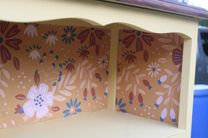 Bibus ancien rénové jaune beurre & papier peint fleuri – Style campagne chic - VENDU
