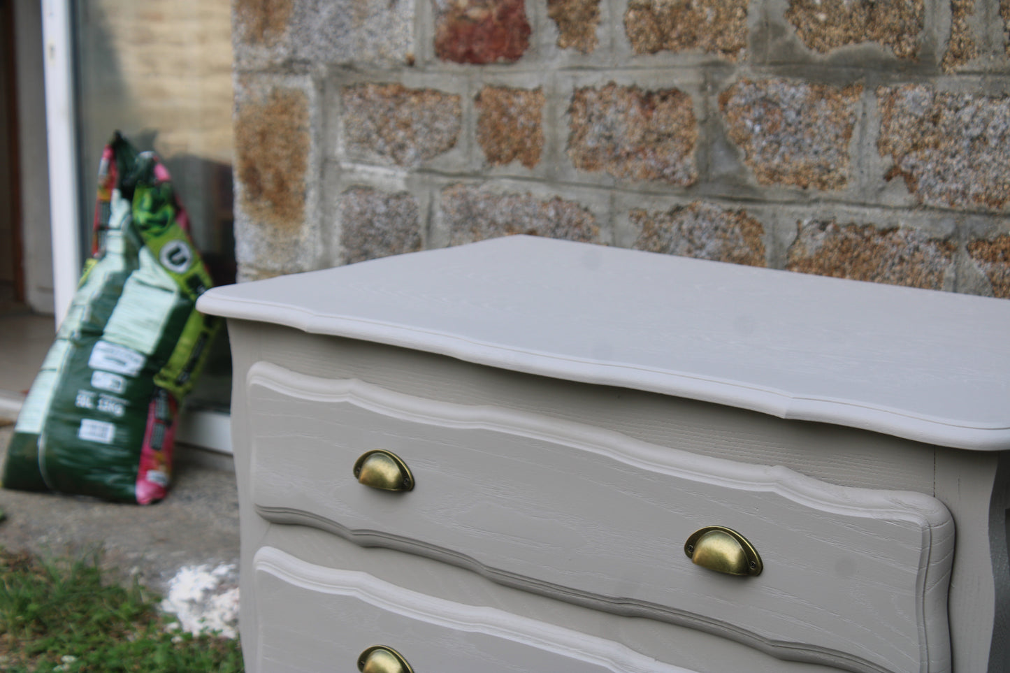Commode vintage rénovée Greige Galuchat – Style campagne chic