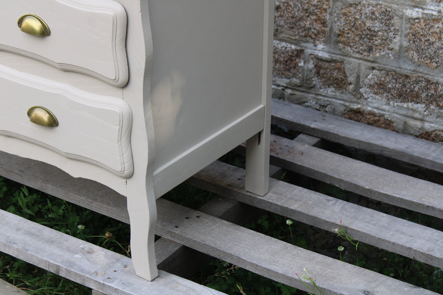 Commode vintage rénovée Greige Galuchat – Style campagne chic