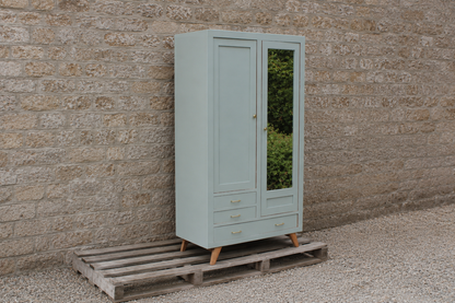 Armoire vintage asymétrique vert sauge – Miroir, penderie et tiroirs – Années 50/60 - VENDU
