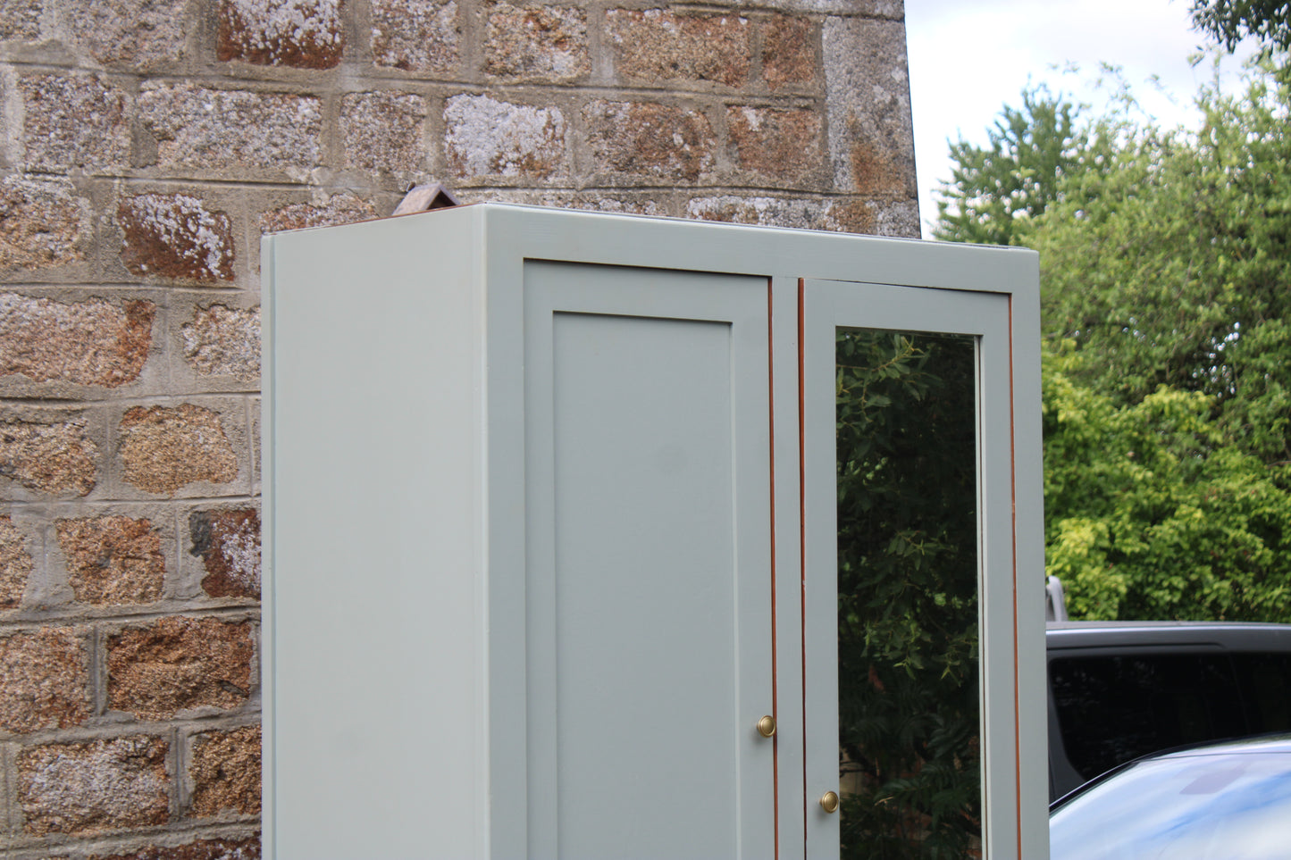 Armoire vintage asymétrique vert sauge – Miroir, penderie et tiroirs – Années 50/60 - VENDU