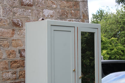 Armoire vintage asymétrique vert sauge – Miroir, penderie et tiroirs – Années 50/60 - VENDU