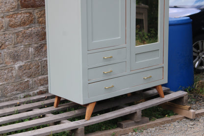 Armoire vintage asymétrique vert sauge – Miroir, penderie et tiroirs – Années 50/60 - VENDU