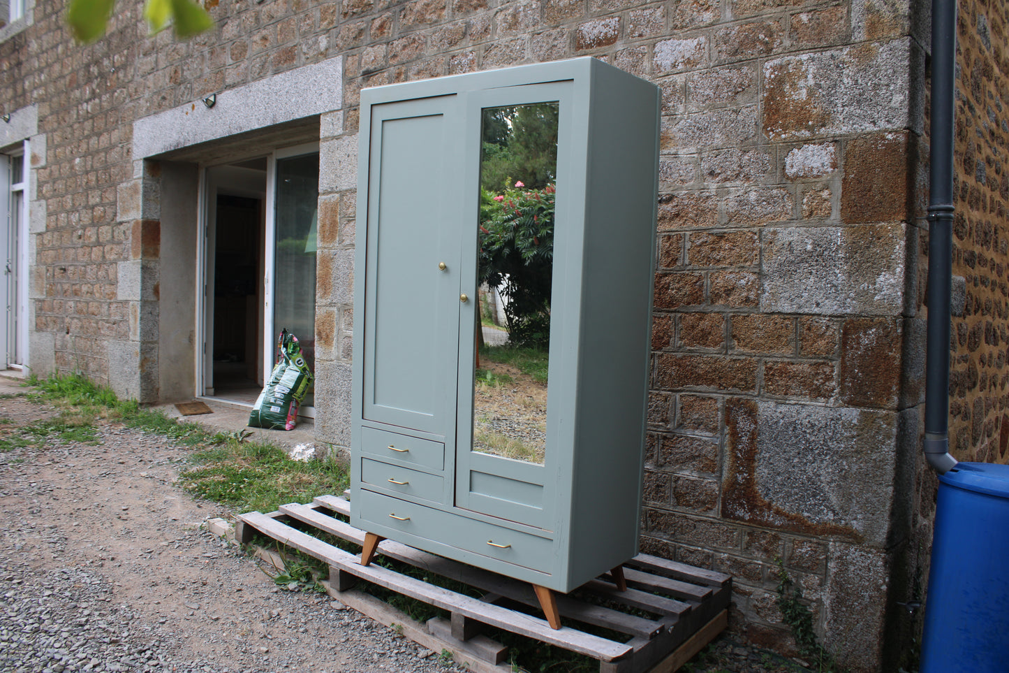 Armoire vintage asymétrique vert sauge – Miroir, penderie et tiroirs – Années 50/60 - VENDU