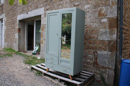 Armoire vintage asymétrique vert sauge – Miroir, penderie et tiroirs – Années 50/60 - VENDU