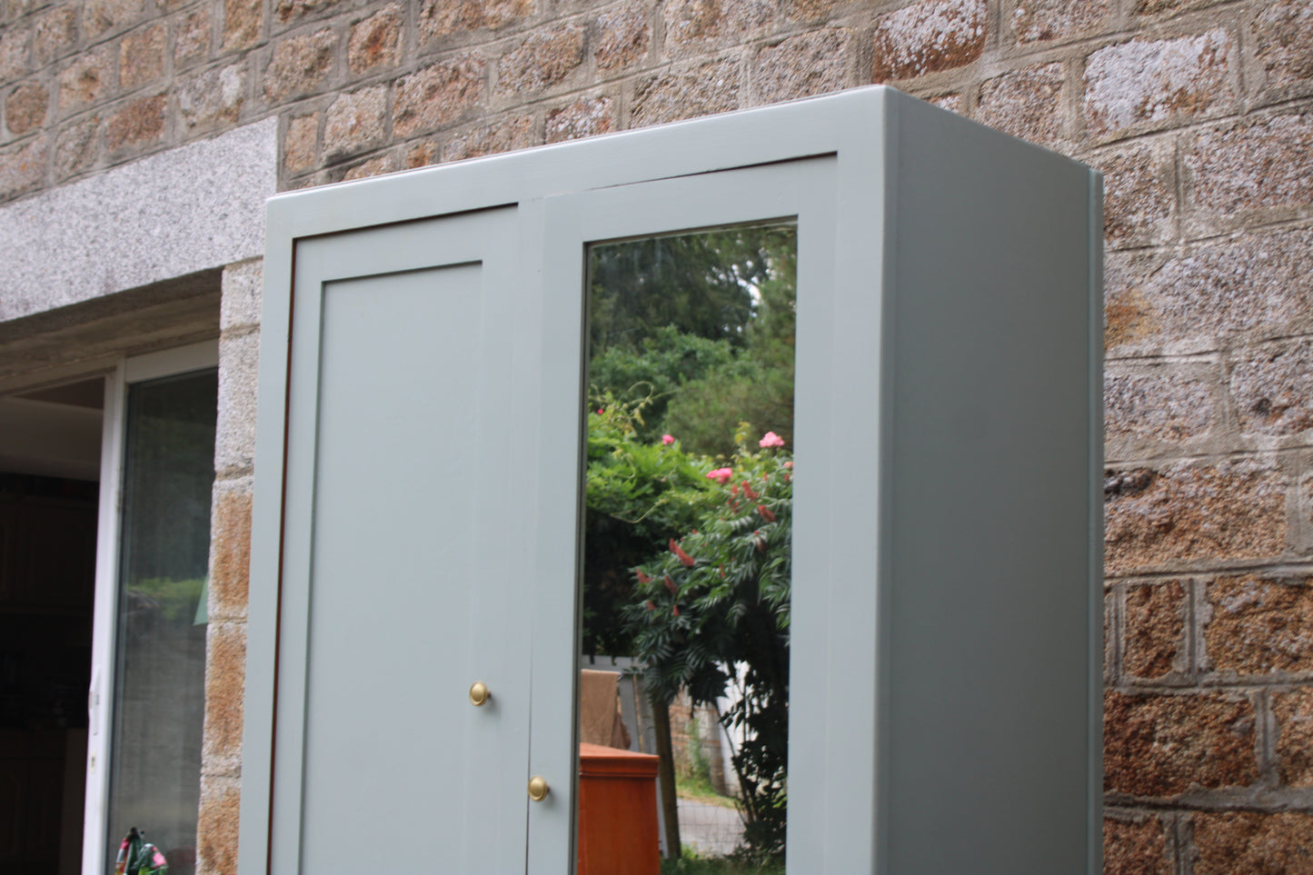 Armoire vintage asymétrique vert sauge – Miroir, penderie et tiroirs – Années 50/60 - VENDU