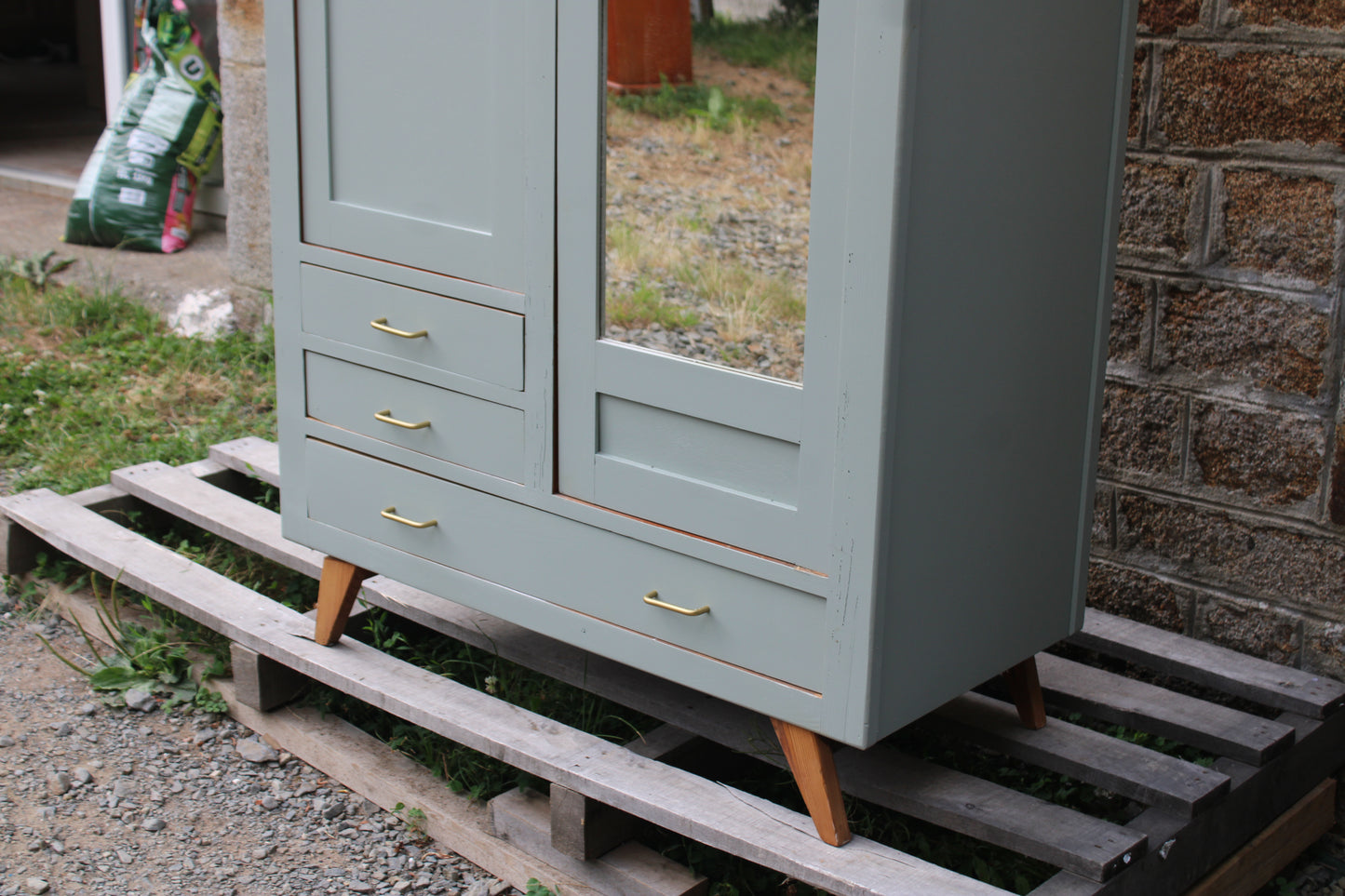 Armoire vintage asymétrique vert sauge – Miroir, penderie et tiroirs – Années 50/60 - VENDU