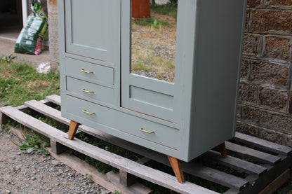 Armoire vintage asymétrique vert sauge – Miroir, penderie et tiroirs – Années 50/60 - VENDU