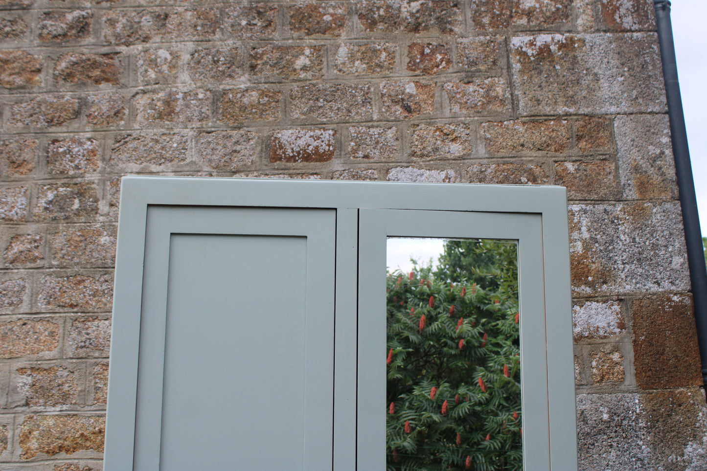 Armoire vintage asymétrique vert sauge – Miroir, penderie et tiroirs – Années 50/60 - VENDU