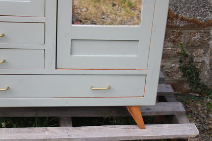 Armoire vintage asymétrique vert sauge – Miroir, penderie et tiroirs – Années 50/60 - VENDU