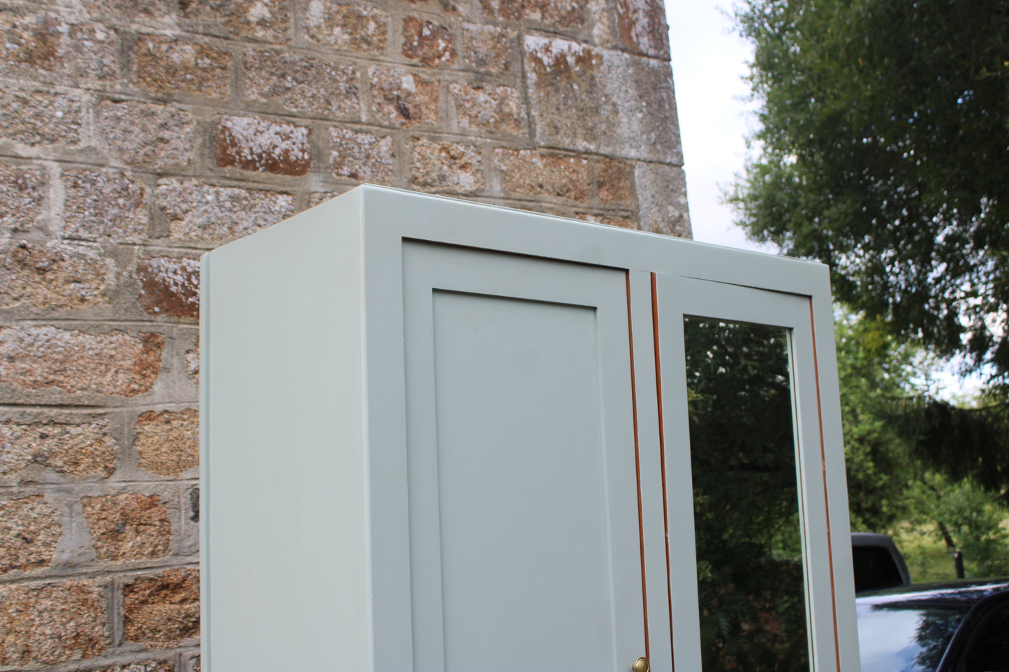 Armoire vintage asymétrique vert sauge – Miroir, penderie et tiroirs – Années 50/60 - VENDU
