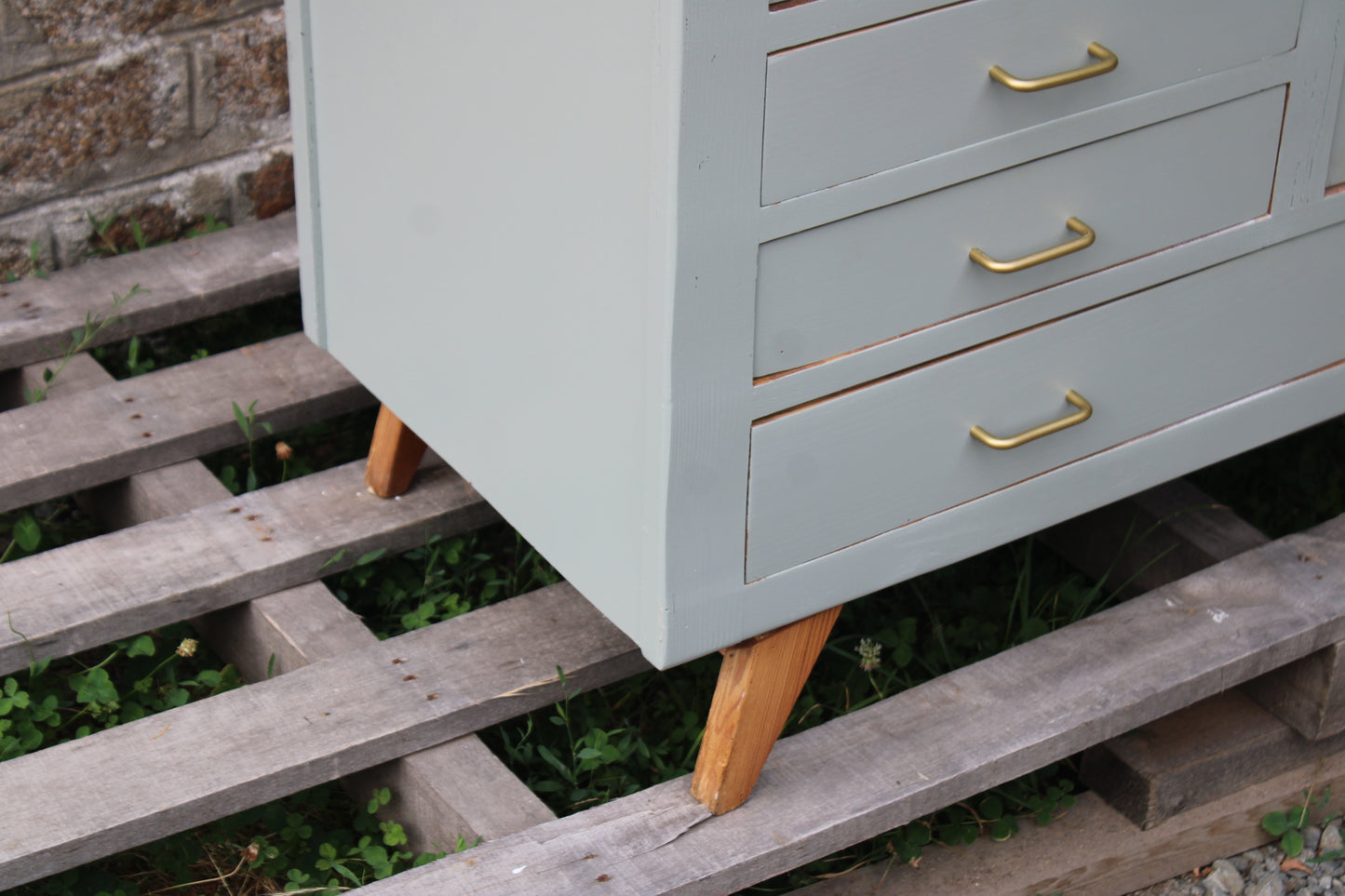 Armoire vintage asymétrique vert sauge – Miroir, penderie et tiroirs – Années 50/60 - VENDU