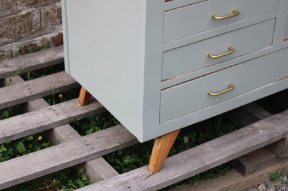 Armoire vintage asymétrique vert sauge – Miroir, penderie et tiroirs – Années 50/60 - VENDU