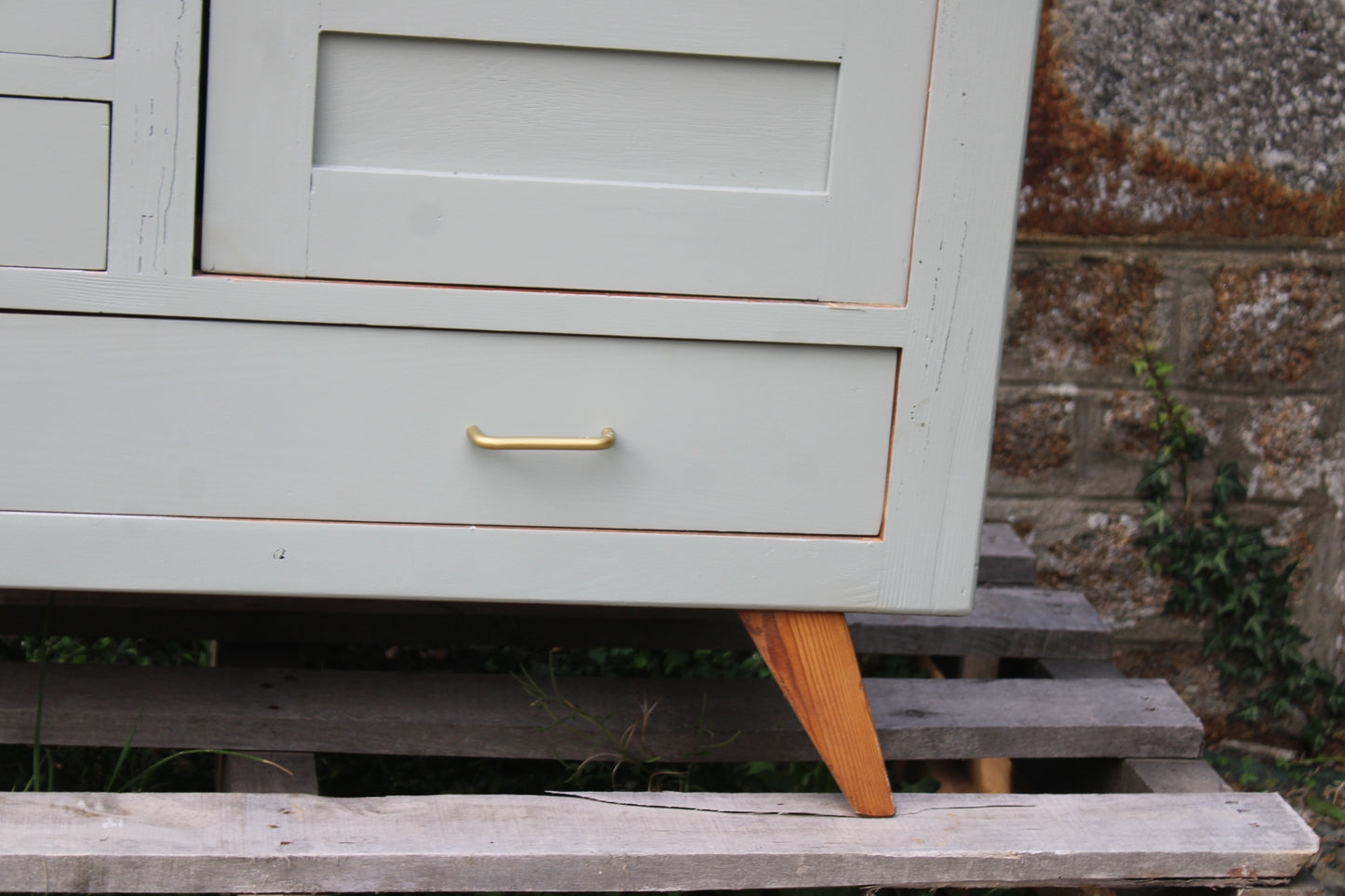 Armoire vintage asymétrique vert sauge – Miroir, penderie et tiroirs – Années 50/60 - VENDU