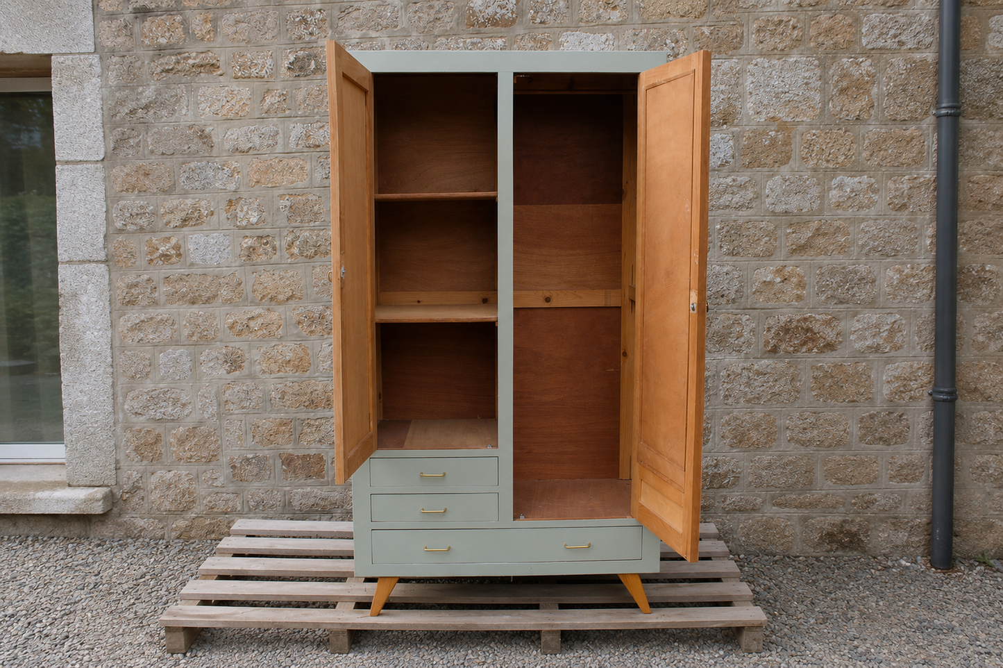 Armoire vintage asymétrique vert sauge – Miroir, penderie et tiroirs – Années 50/60 - VENDU