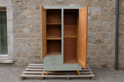 Armoire vintage asymétrique vert sauge – Miroir, penderie et tiroirs – Années 50/60 - VENDU