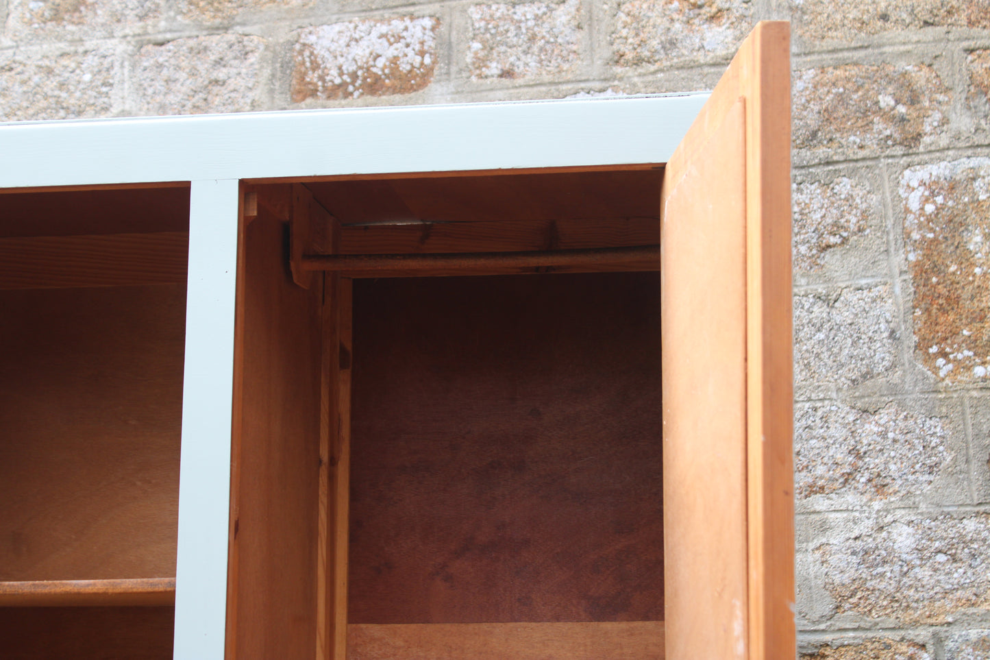 Armoire vintage asymétrique vert sauge – Miroir, penderie et tiroirs – Années 50/60 - VENDU