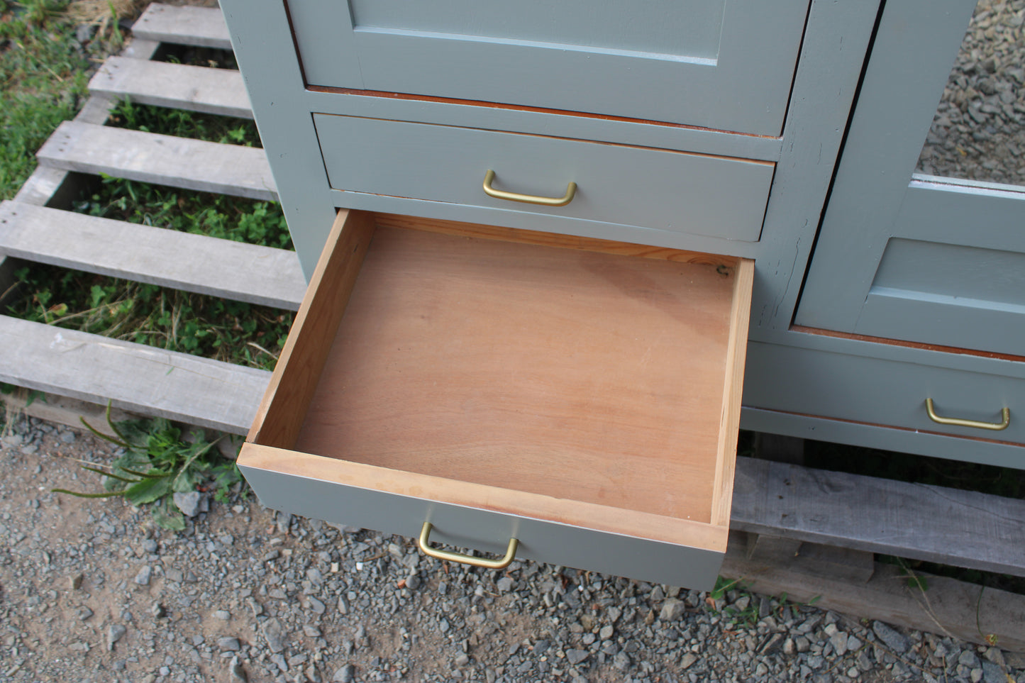 Armoire vintage asymétrique vert sauge – Miroir, penderie et tiroirs – Années 50/60 - VENDU