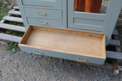 Armoire vintage asymétrique vert sauge – Miroir, penderie et tiroirs – Années 50/60 - VENDU