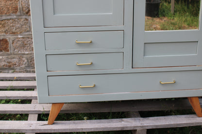 Armoire vintage asymétrique vert sauge – Miroir, penderie et tiroirs – Années 50/60 - VENDU