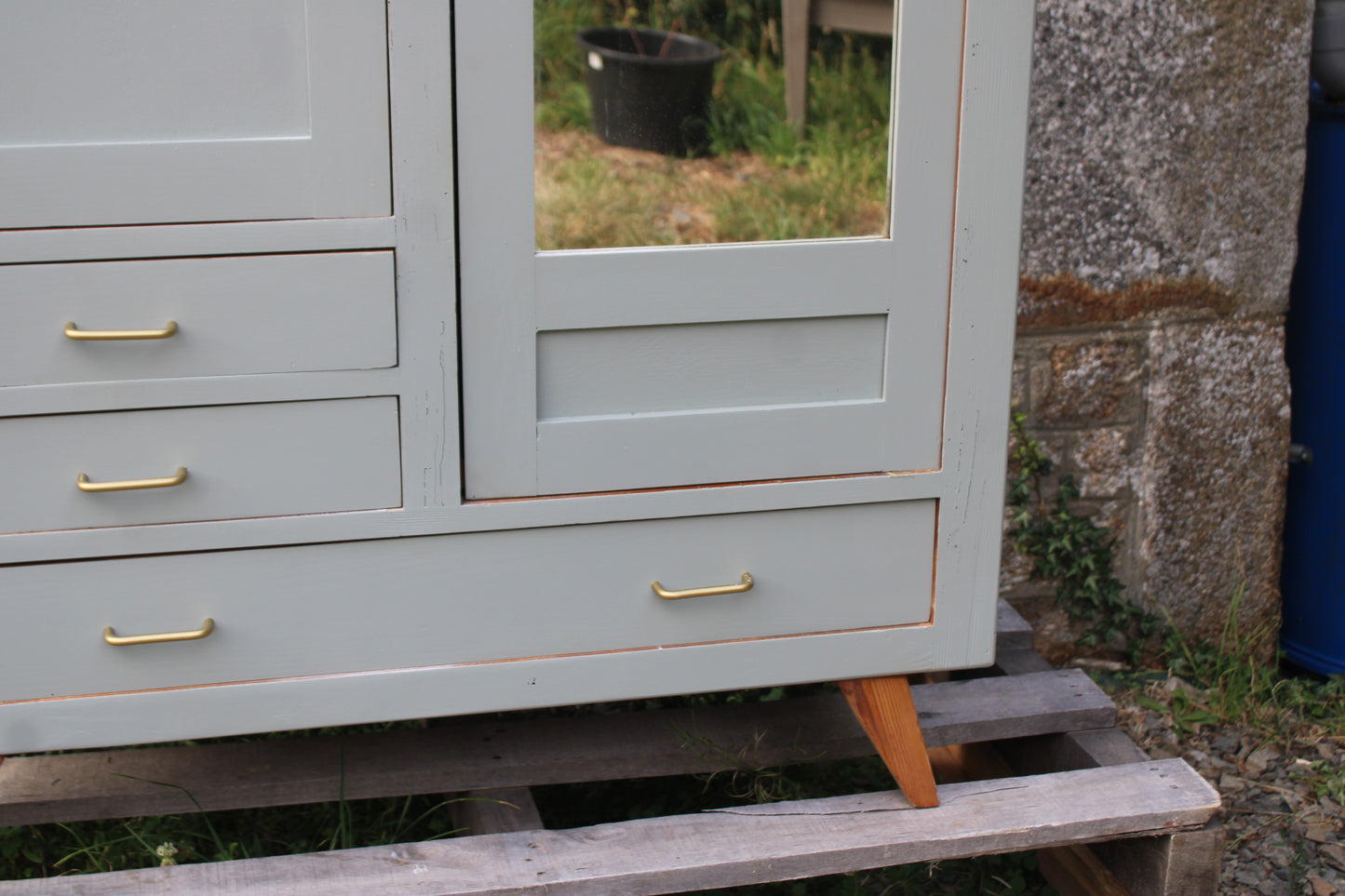 Armoire vintage asymétrique vert sauge – Miroir, penderie et tiroirs – Années 50/60 - VENDU
