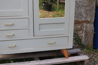 Armoire vintage asymétrique vert sauge – Miroir, penderie et tiroirs – Années 50/60 - VENDU