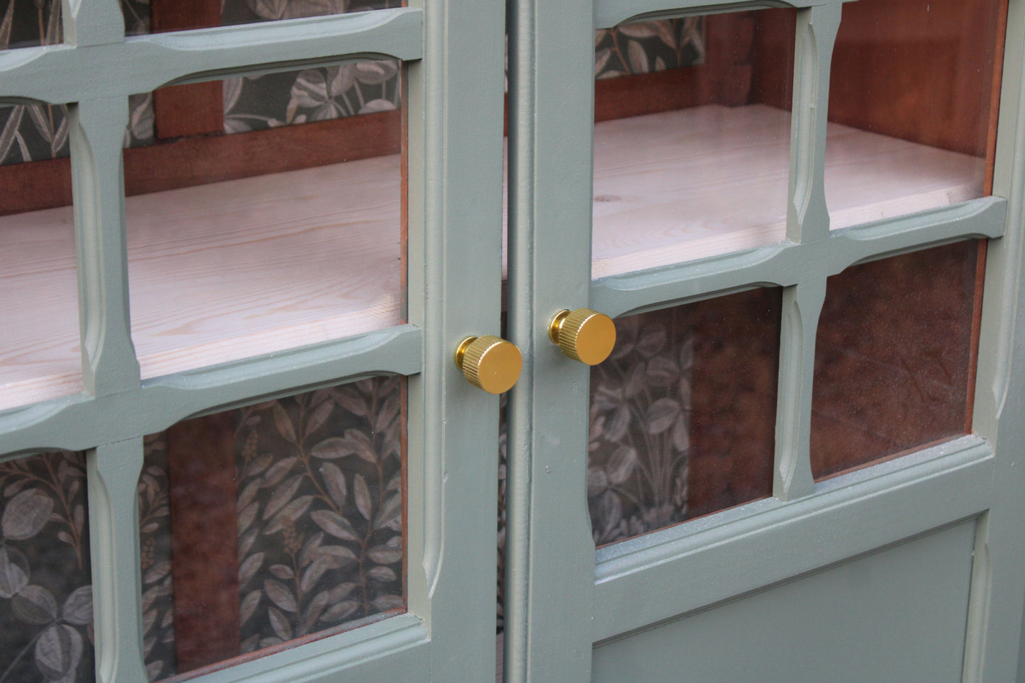 Vitrine ancienne rénovée – Vert Treillis
