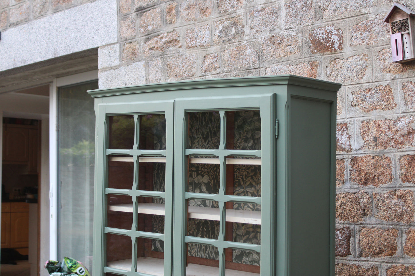 Vitrine ancienne rénovée – Vert Treillis