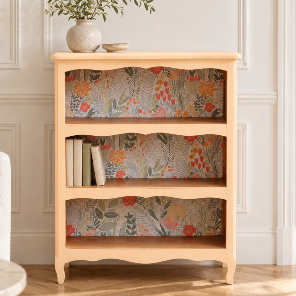 Bibus vintage rénové pêche pastel – Petite bibliothèque à étagères et fond fleuri – H 100 cm