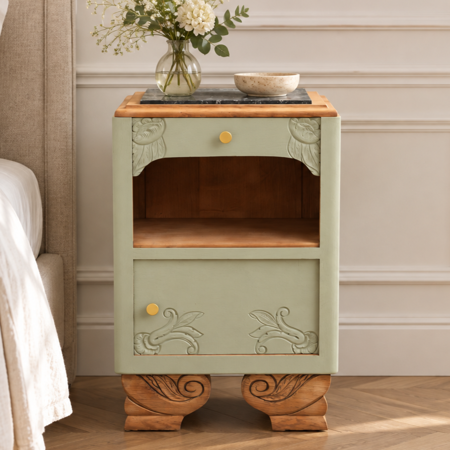 Chevet art déco ancien rénové – Vert Lézard Pure & Paint, bois naturel et plateau marbre