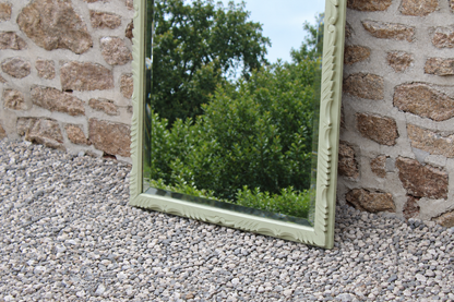 Grand miroir ancien biseauté en bois massif sculpté vert Lézard – 129 × 75 cm